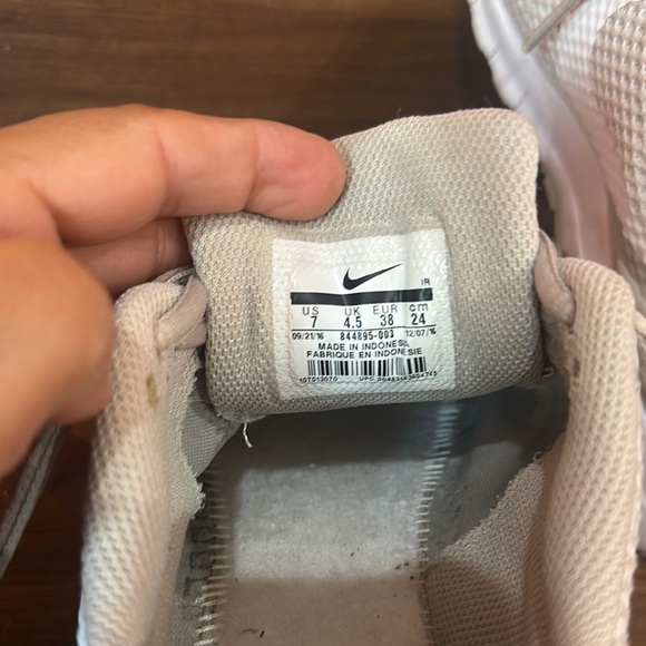 NWOT Nike Light Beige and White Mesh Sneakers size 7 - Picture 7 of 7